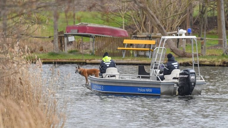 Auf einem Boot suchen Polizeibeamte mit einem Spürhund auf dem Storkower Kanal nahe dem Wolziger See im Landkreis Dahme-Spreewald nach der vermissten Rebecca.