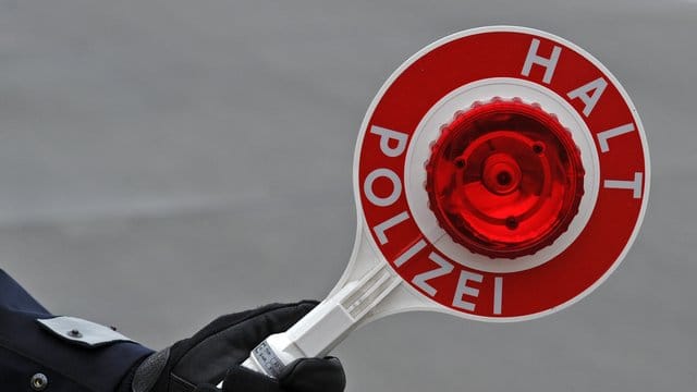 Der gestoppte Autofahrer auf der A8 war sturzbetrunken.