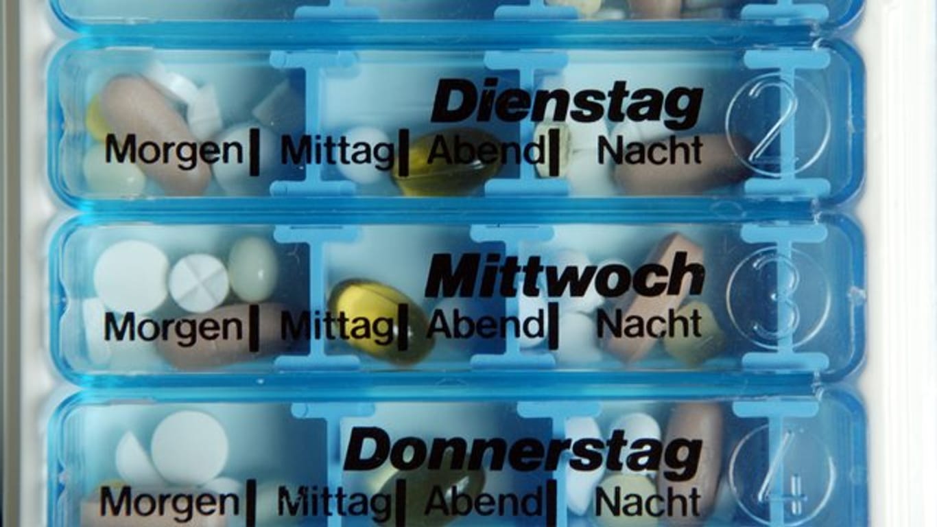 Pillendose mit verschiedenen Medikamenten: Viele Patienten wissen nicht, wofür sie welche Tabletten einnehmen.
