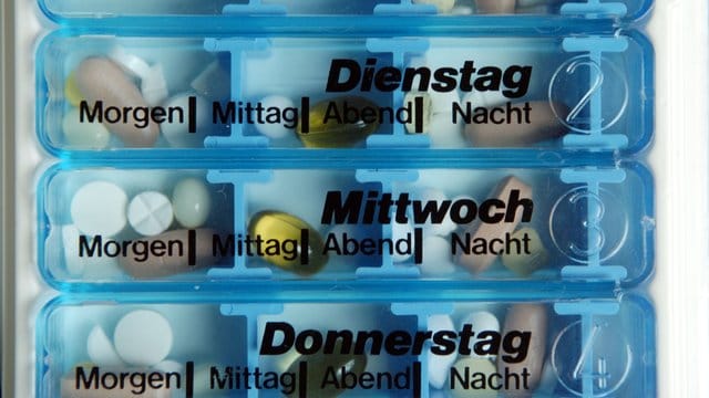 Pillendose mit verschiedenen Medikamenten: Viele Patienten wissen nicht, wofür sie welche Tabletten einnehmen.