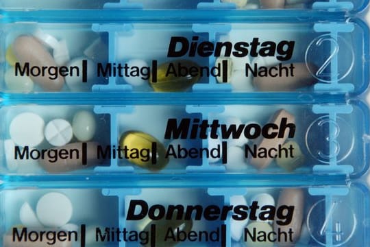 Pillendose mit verschiedenen Medikamenten: Viele Patienten wissen nicht, wofür sie welche Tabletten einnehmen.