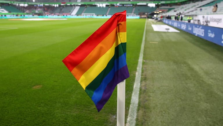 Für Vielfalt im Stadion: Der VfL Wolfsburg setzte am letzten Wochenende mit Symbolen, Trikotaufdruck und dem in Regenbogenfarben angestrahlten Stadion ein Zeichen gegen jede Art von Diskriminierung.