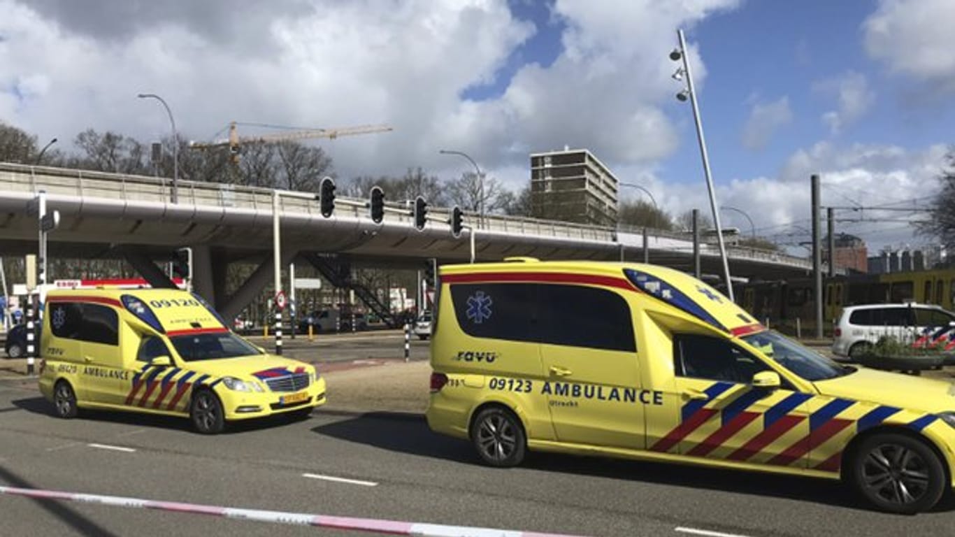 Krankenwagen stehen bereit: Im niederländischen Utrecht hat ein Mann in einer Straßenbahn um sich geschossen.