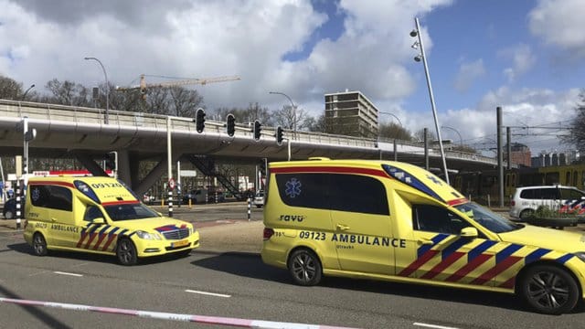 Krankenwagen stehen bereit: Im niederländischen Utrecht hat ein Mann in einer Straßenbahn um sich geschossen. Krankenwagen stehen bereit: Im niederländischen Utrecht hat ein Mann in einer Straßenbahn um sich geschossen.
