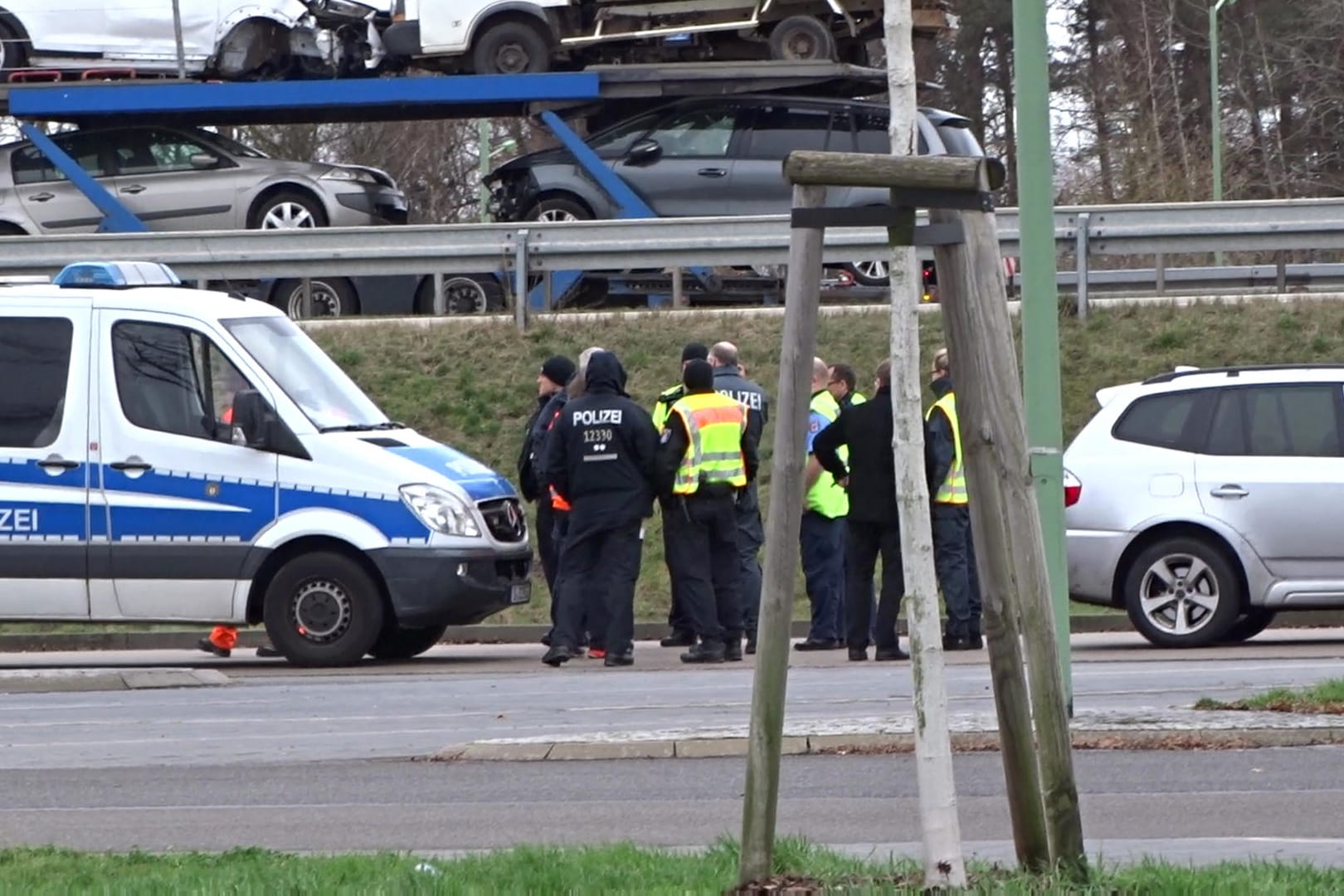 Polizisten: Die Suche nach der vermissten Rebecca wird fortgeführt.