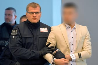 Dresden: Der Angeklagte Alaa S. (re.), der im Verdacht steht, an der tödlichen Messerattacke gegen Daniel H. in Chemnitz beteiligt gewesen zu sein, kommt zum Prozess in Dresden.