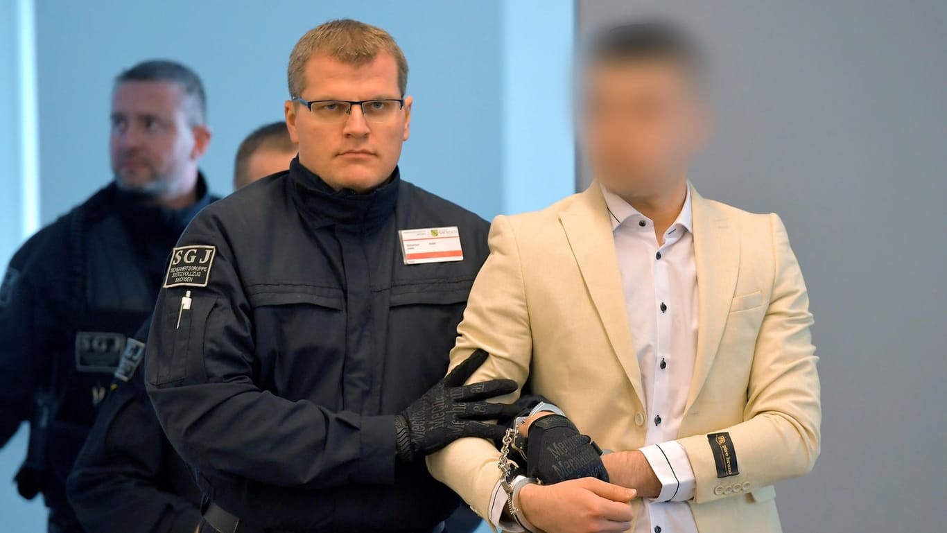 Dresden: Der Angeklagte Alaa S. (re.), der im Verdacht steht, an der tödlichen Messerattacke gegen Daniel H. in Chemnitz beteiligt gewesen zu sein, kommt zum Prozess in Dresden.
