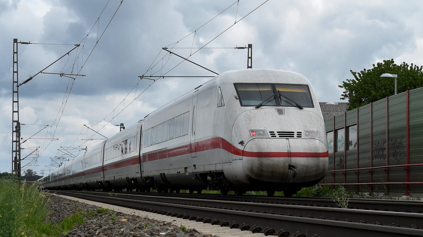 Ein ICE befährt die Bahnstrecke Bielefeld-Hannover: Um den Bahnverkehr zwischen dem Ruhrgebiet und Berlin zu beschleunigen, ist eine neue ICE-Trasse in Planung.