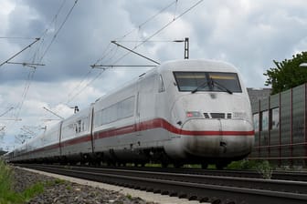 Ein ICE befährt die Bahnstrecke Bielefeld-Hannover: Um den Bahnverkehr zwischen dem Ruhrgebiet und Berlin zu beschleunigen, ist eine neue ICE-Trasse in Planung.