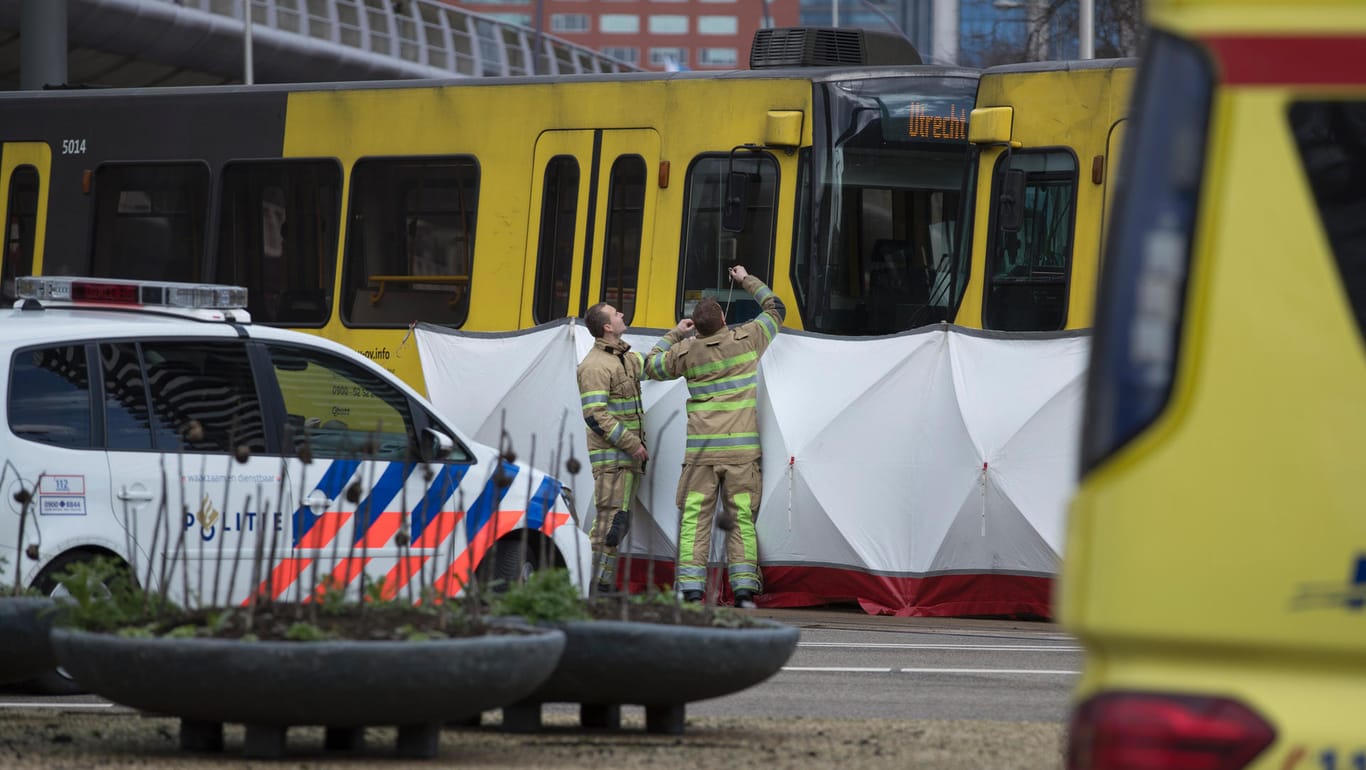 Rettungskräfte am Ort der Schießerei in Utrecht.