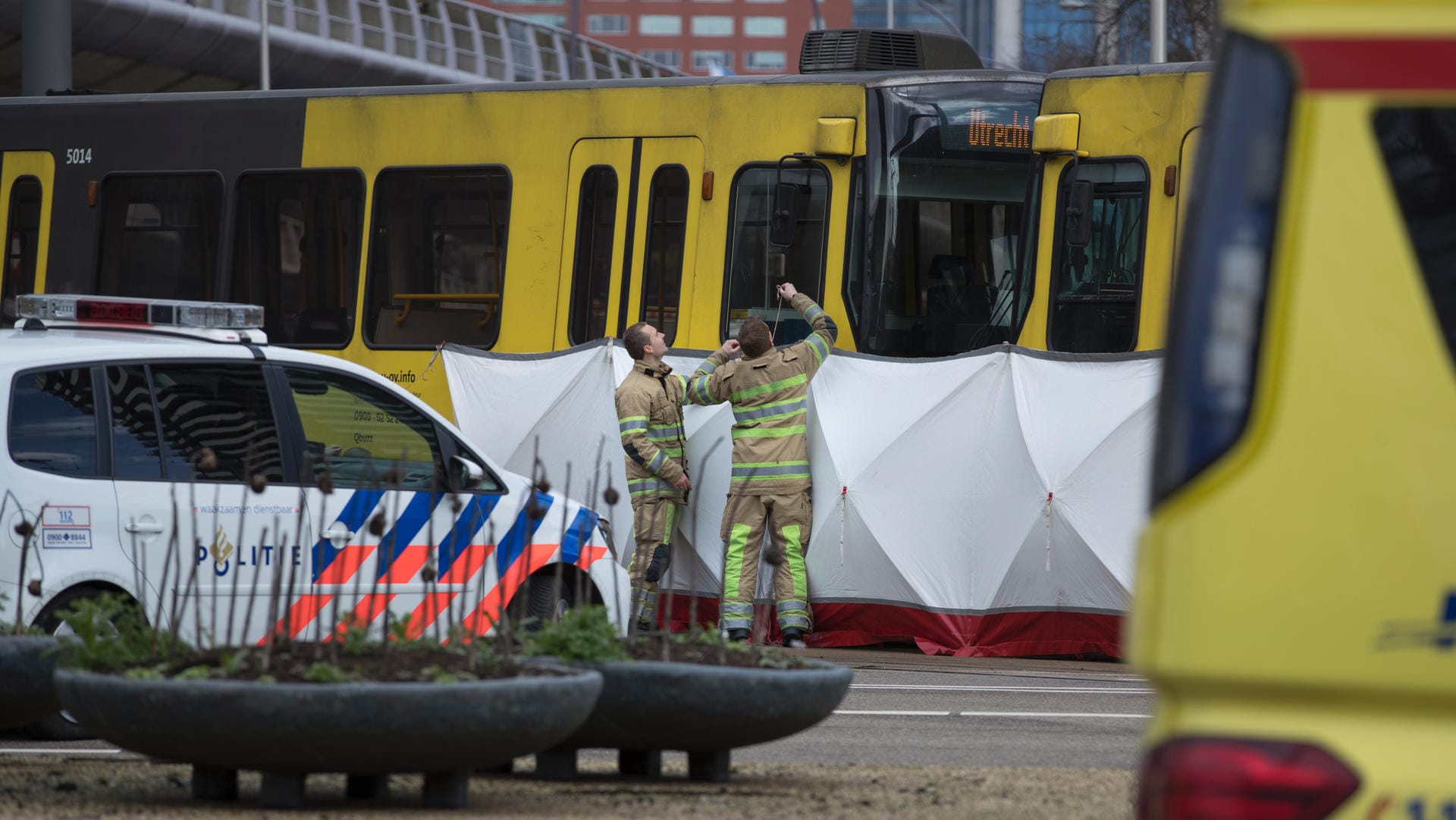 Rettungskräfte am Ort der Schießerei in Utrecht.