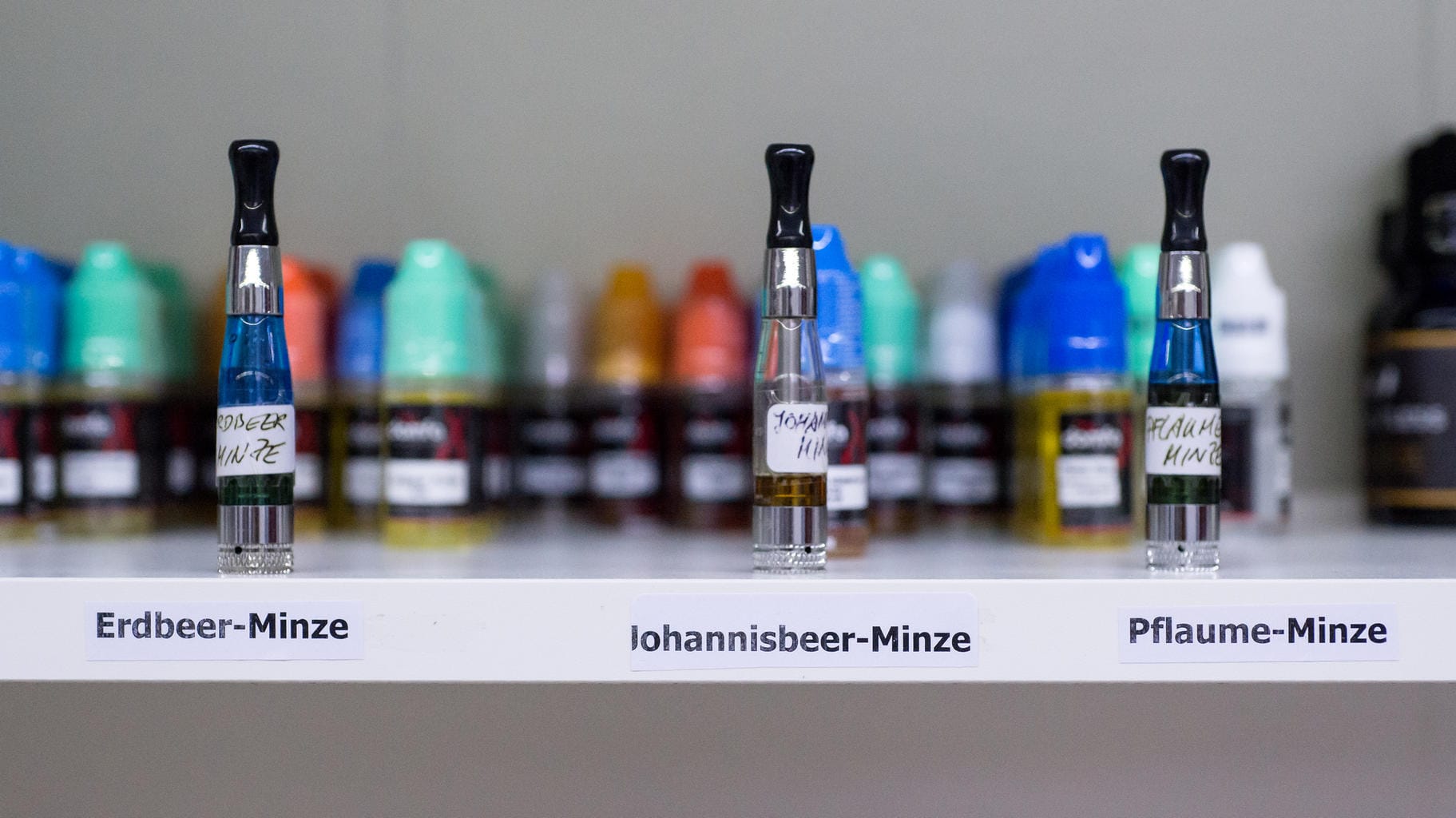 Liquids für E-Zigaretten: Die süßlich schmeckenden Dampf-Zigaretten können eine wachsende Zahl von Jugendlichen an Nikotin gewöhnen.