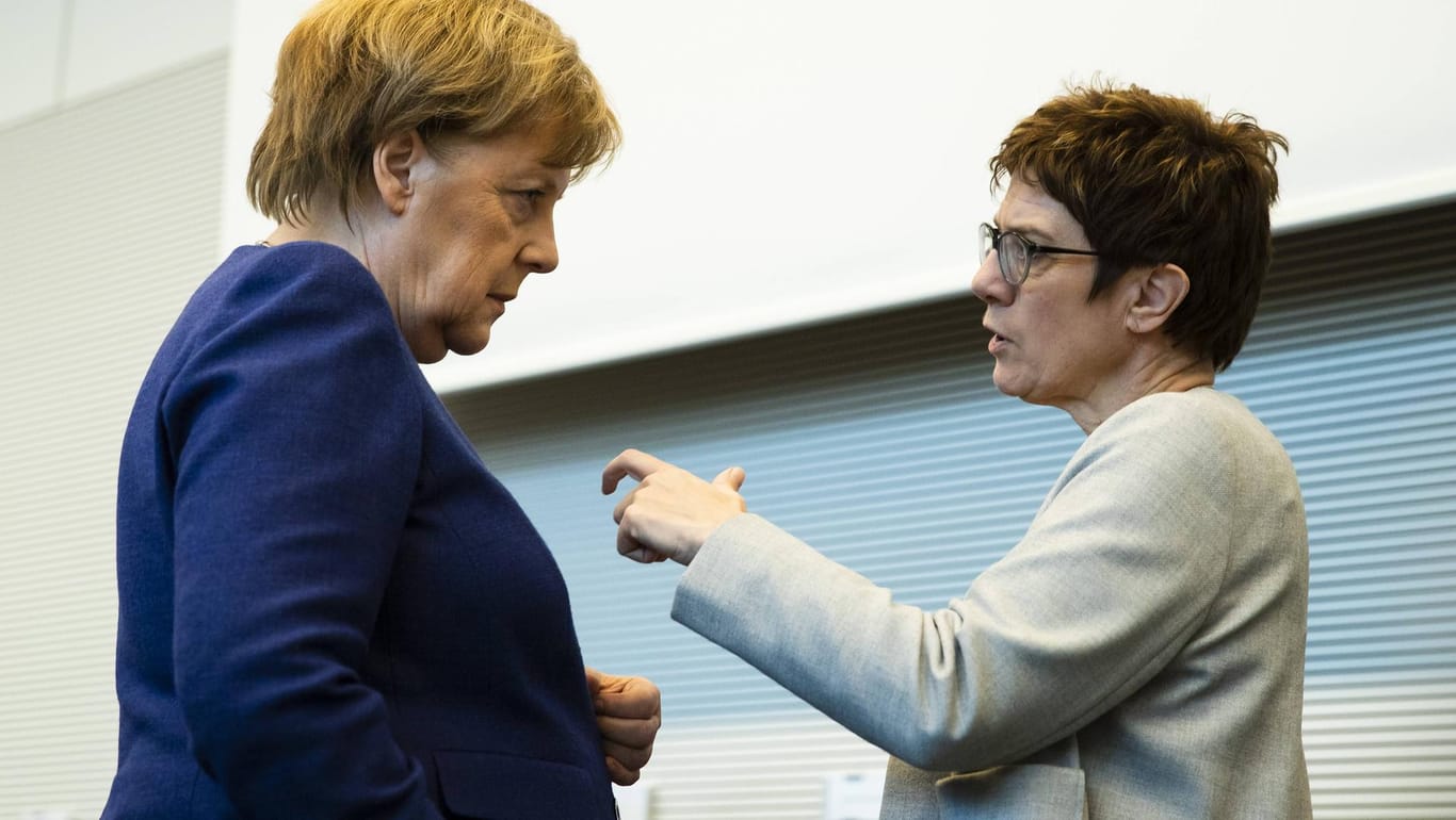 Annegret Kramp-Karrenbauer und Angela Merkel: Die CDU-Vorsitzende Kramp-Karrenbauer hat gute Chancen, Merkel als Kanzlerin abzulösen.