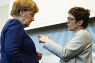 Annegret Kramp-Karrenbauer und Angela Merkel: Die CDU-Vorsitzende Kramp-Karrenbauer hat gute Chancen, Merkel als Kanzlerin abzulösen.
