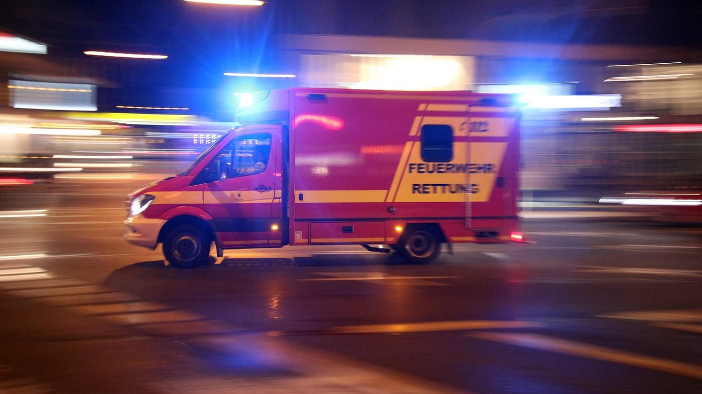 Feuerwehr Rettungswagen nachts im Einsatz: Ein Rettungsdienstmitarbeiter entdeckte die Leiche am Montagmorgen am Ufer der Rodach bei Weißenbrunn (Landkreis Kronach).