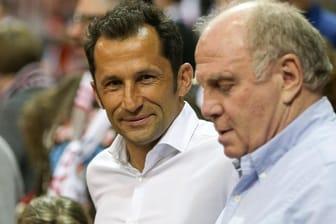 Angefressen: Hasan Salihamidzic (li.) ist genervt davon, Aussagen von Uli Hoeneß zu kommentieren.