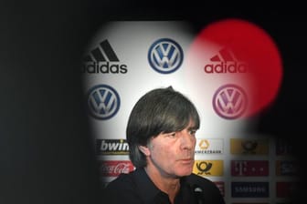 Neu ist das VW-Logo auf der Sponsorenwand hinter Bundestrainer Joachim Löw.