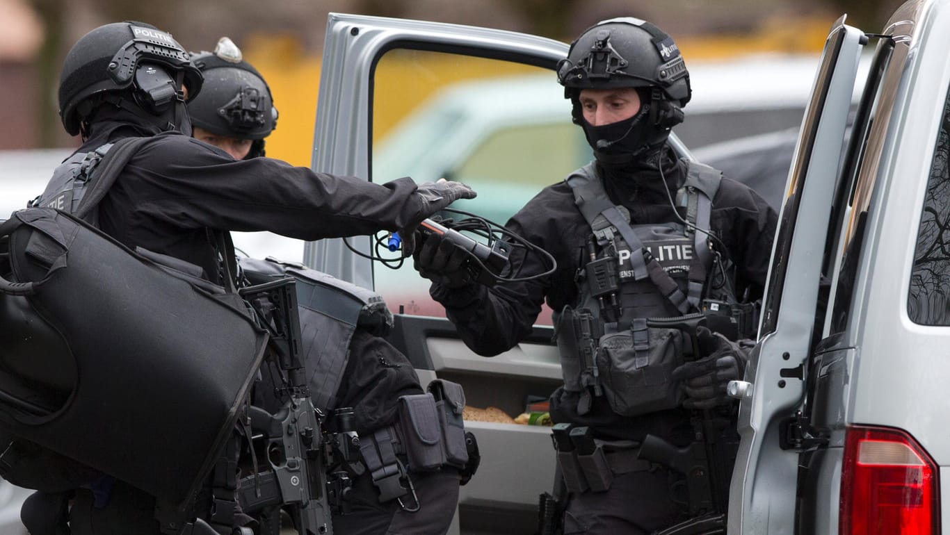 Beamte einer Anti-Terror-Einheit: Derzeit läuft ein Großeinsatz in Utrecht, um den oder die flüchtigen Täter zu fassen.