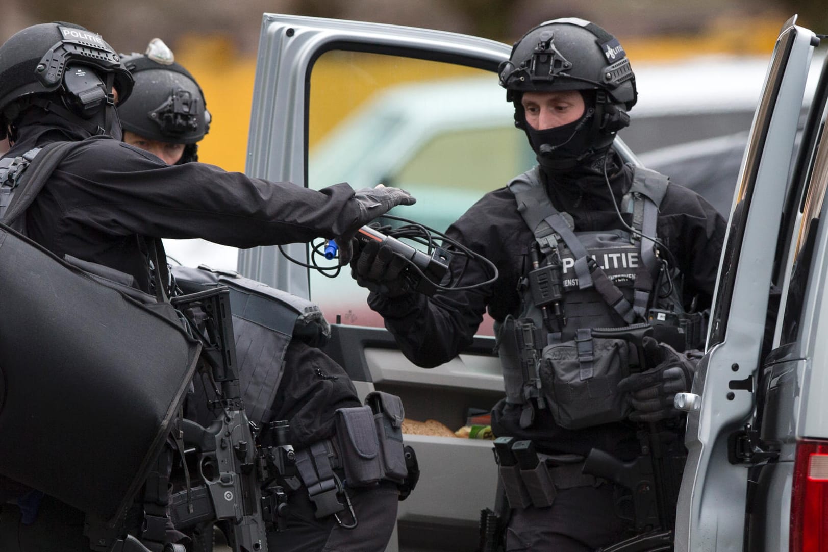 Beamte einer Anti-Terror-Einheit: Derzeit läuft ein Großeinsatz in Utrecht, um den oder die flüchtigen Täter zu fassen.