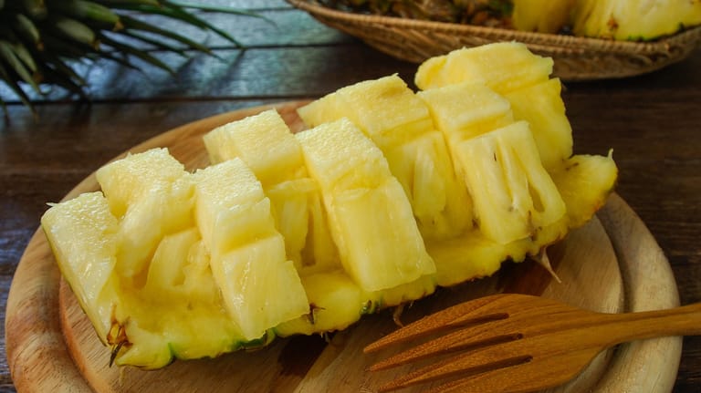 Ananas-Schiffchen: Sie können den Blütenansatz und den Boden nach Belieben entfernen oder als Dekoration an der Frucht lassen.