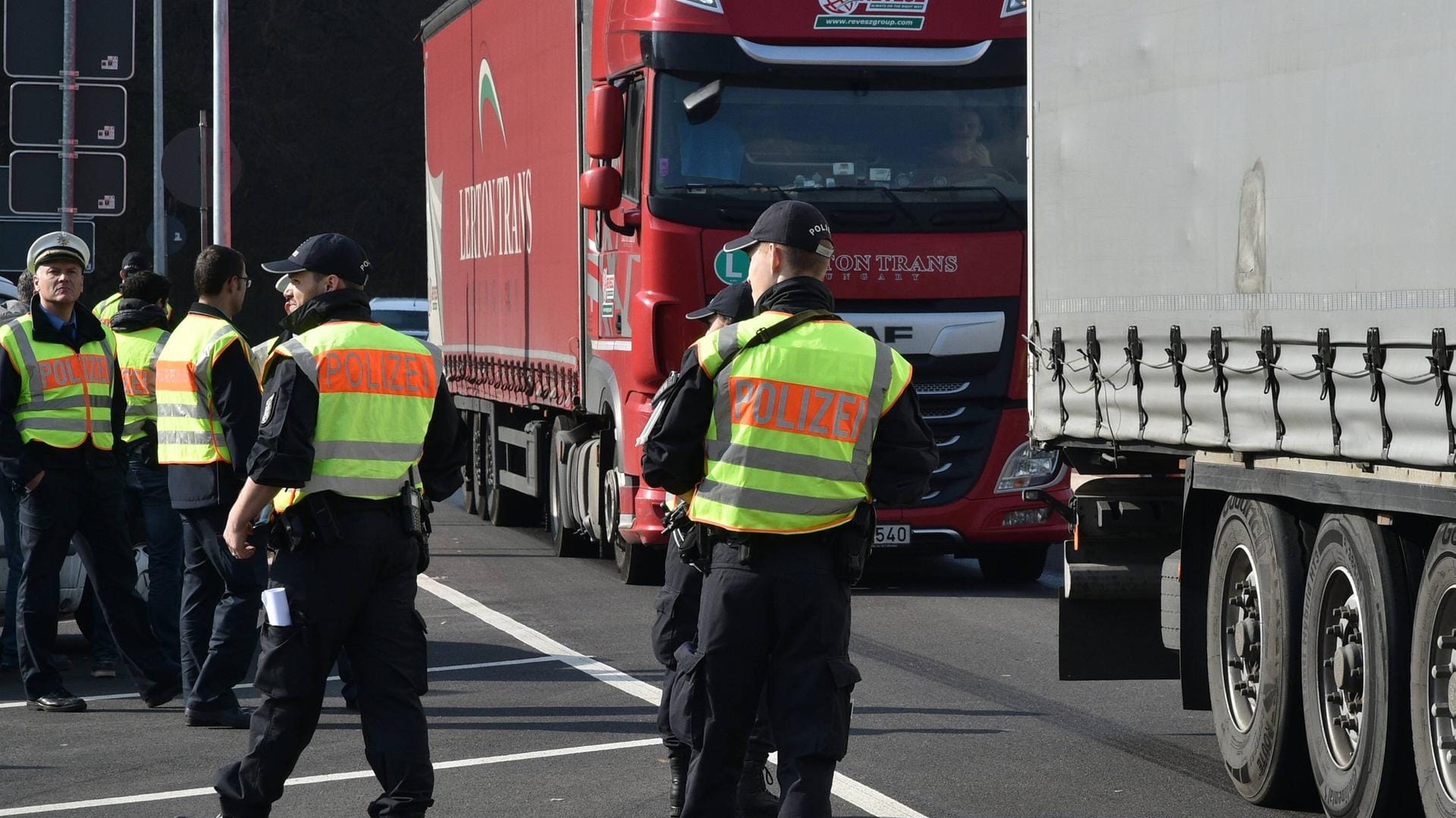 Eine groß angelegte Polizeikontrolle auf einer Autobahn-Raststätte: Über mehrere Stunden hinweg sprachen Beamte die Fahrer an und nahmen Atemalkoholtests vor.