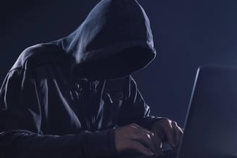 Computer-Hacker (Symbolbild): Dreiste Betrüger versuchen aus dem Terroranschlag in Christchurch Profit zu schlagen.