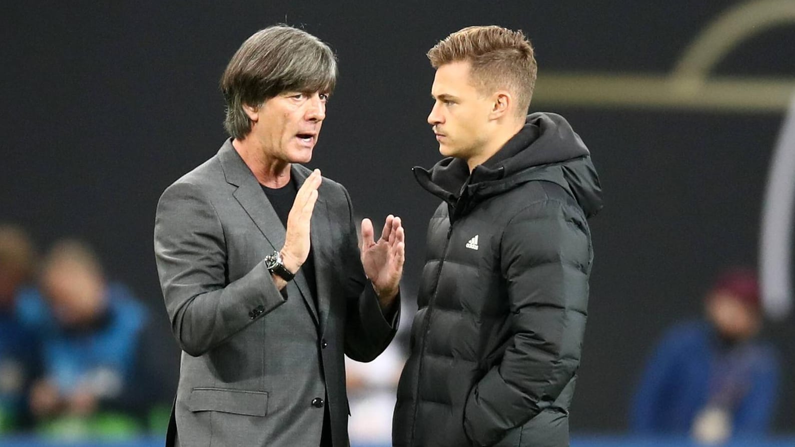 Der Trainer und sein künftiger Kapitän? Jogi Löw mit Joshua Kimmich beim 3:0 gegen Russland im November.