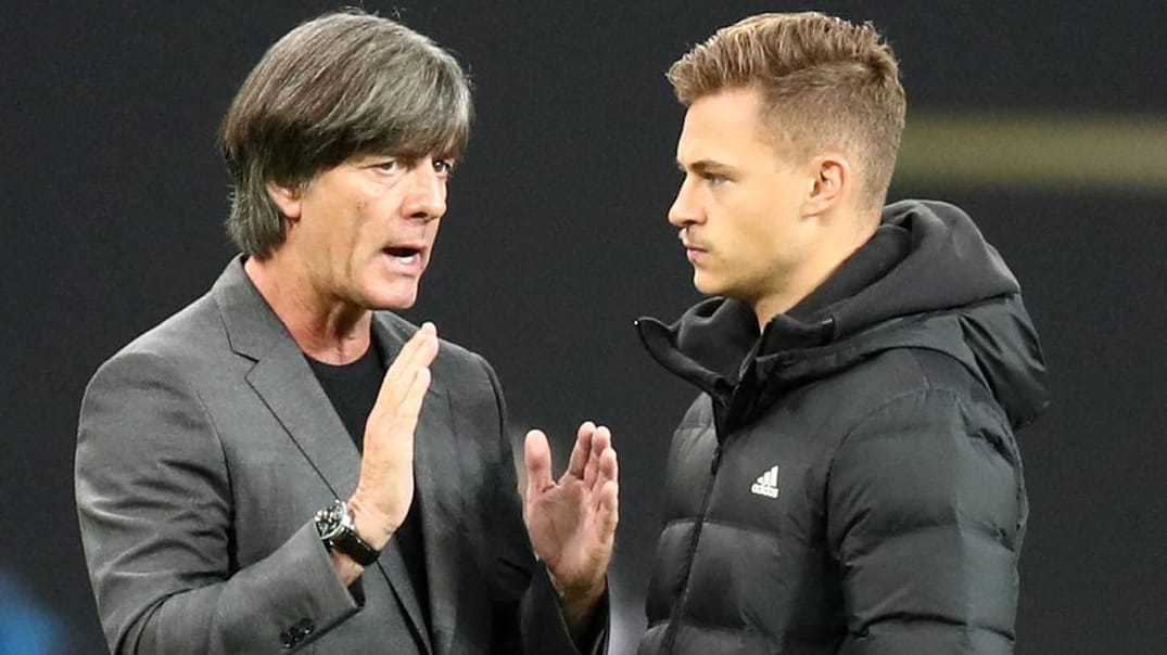 Der Trainer und sein künftiger Kapitän? Jogi Löw mit Joshua Kimmich beim 3:0 gegen Russland im November.