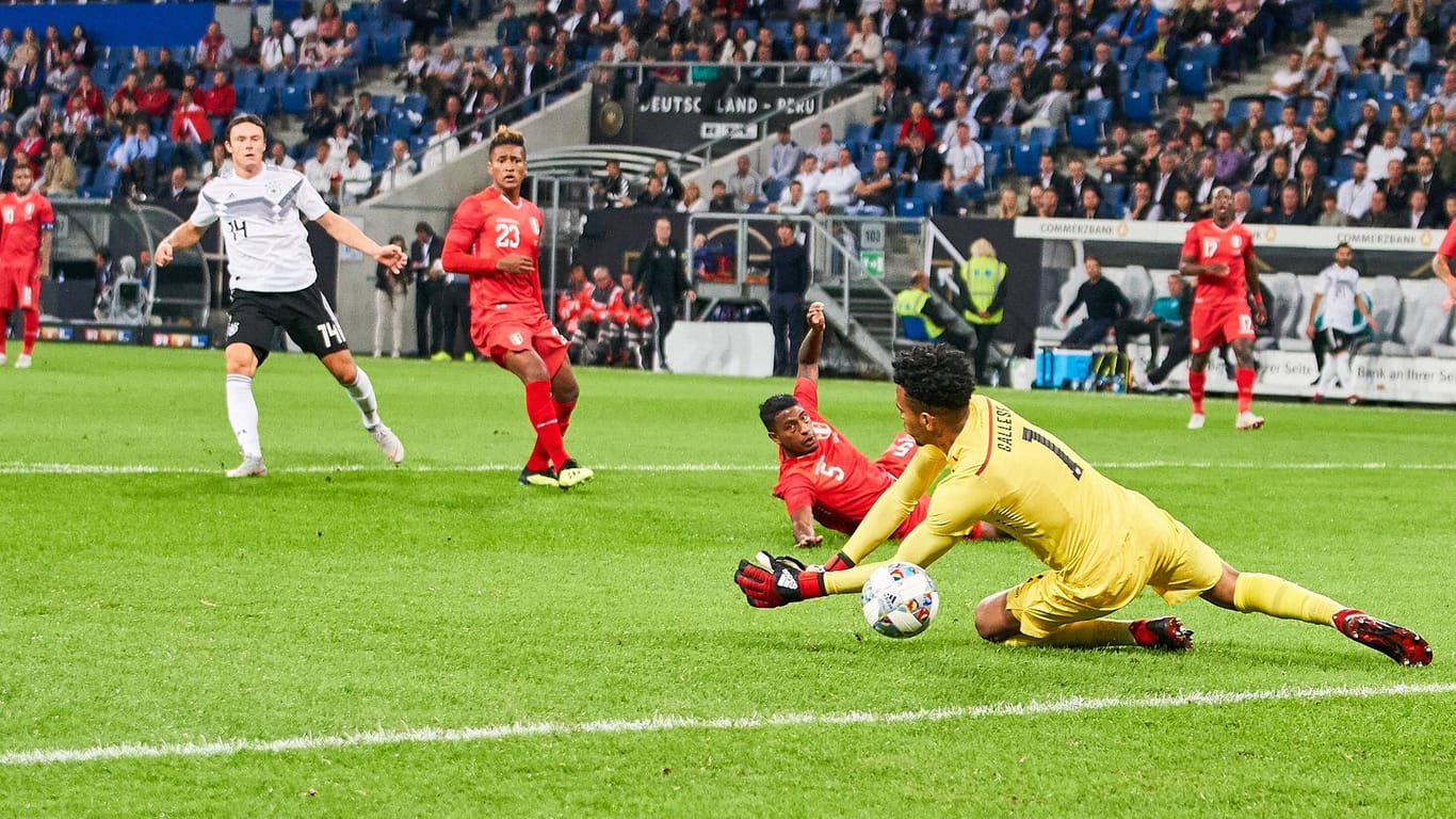 Traum-Debüt im September 2018: Schulz trifft in seinem ersten A-Länderspiel zum 2:1-Sieg gegen Peru.