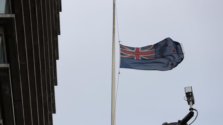 An der neuseeländischen Botschaft weht die Flagge auf Halbmast: Bei Angriffen auf zwei Moscheen voller Menschen in Christchurch, die an Freitagsgebeten teilnahmen, sind mehrere Menschen getötet worden.