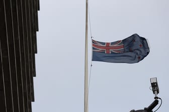 An der neuseeländischen Botschaft weht die Flagge auf Halbmast: Bei Angriffen auf zwei Moscheen voller Menschen in Christchurch, die an Freitagsgebeten teilnahmen, sind mehrere Menschen getötet worden.