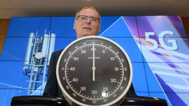 Jochen Homann, Präsident der Bundesnetzagentur, vor dem Start der 5G-Mobilfunkauktion in Mainz. Jochen Homann, Präsident der Bundesnetzagentur, vor dem Start der 5G-Mobilfunkauktion in Mainz.