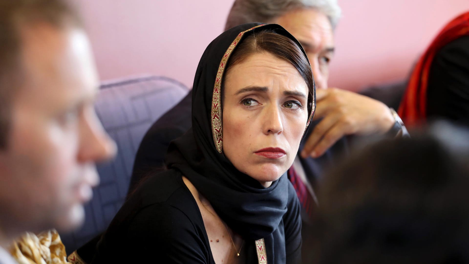 Jacinda Ardern, Premierministerin von Neuseeland, tröstet eine Frau während ihres Besuchs der Kilbirnie-Moschee: Bei einem Anschlag auf zwei Moscheen in Christchurch (Neuseeland) sind mindestens 50 Menschen getötet worden, zahlreiche wurden verletzt.