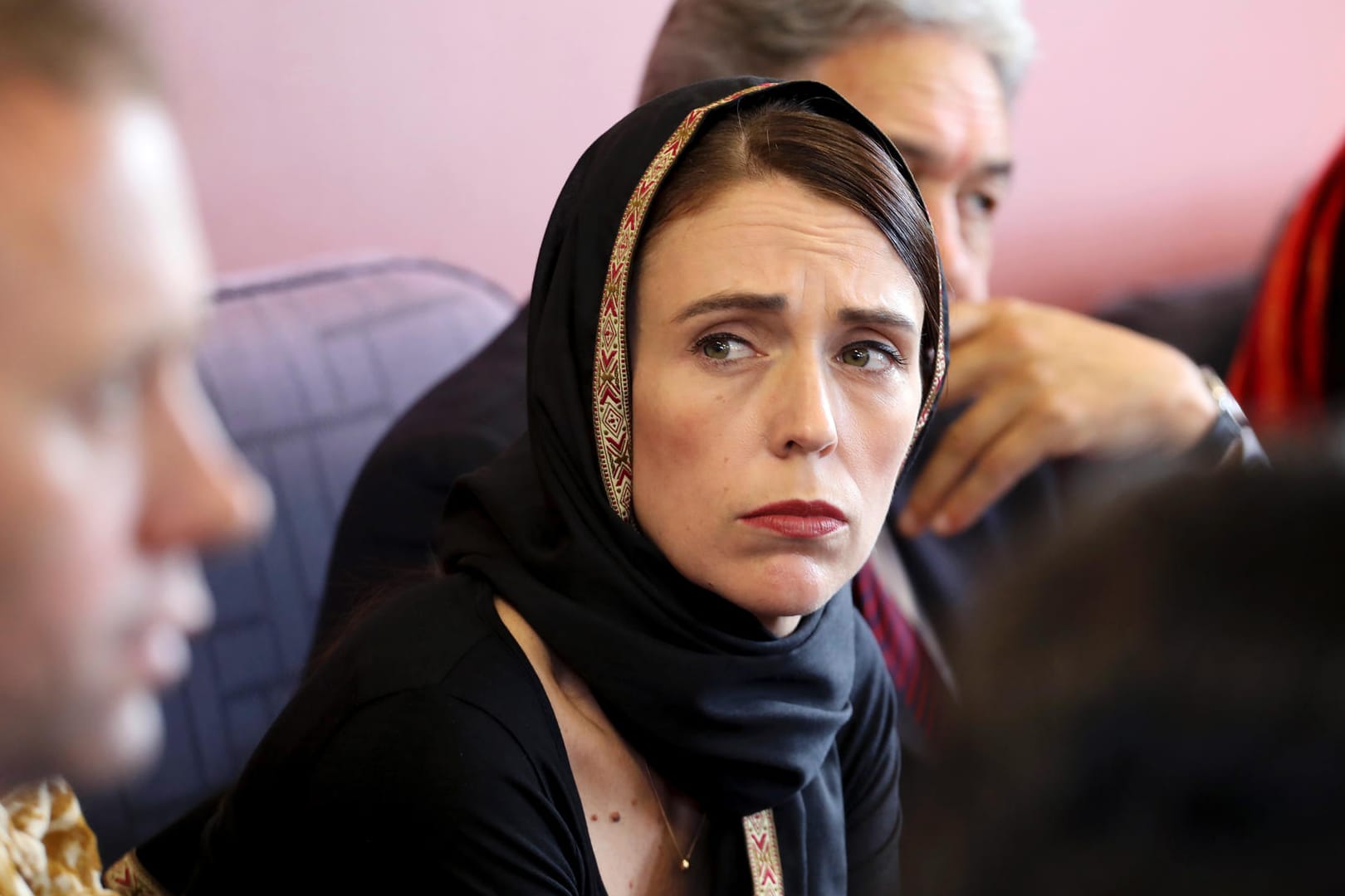 Jacinda Ardern, Premierministerin von Neuseeland, tröstet eine Frau während ihres Besuchs der Kilbirnie-Moschee: Bei einem Anschlag auf zwei Moscheen in Christchurch (Neuseeland) sind mindestens 50 Menschen getötet worden, zahlreiche wurden verletzt.