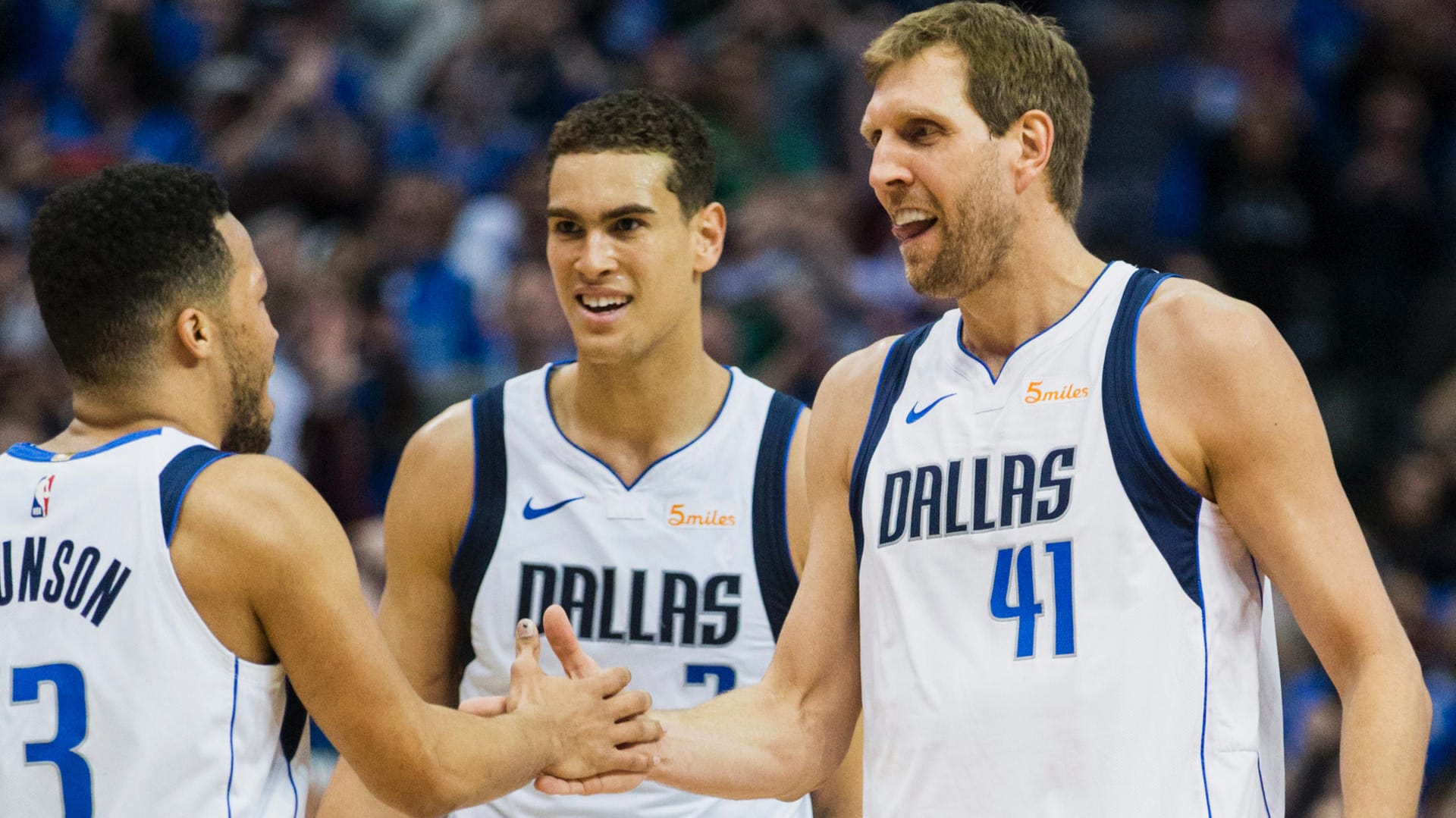 Dirk Nowitzki (r) von den Dallas Mavericks jubelt mit seinen Mannschaftskollegen Jalen Brunson (l) und Dwight Powell.