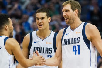 Dirk Nowitzki (r) von den Dallas Mavericks jubelt mit seinen Mannschaftskollegen Jalen Brunson (l) und Dwight Powell.