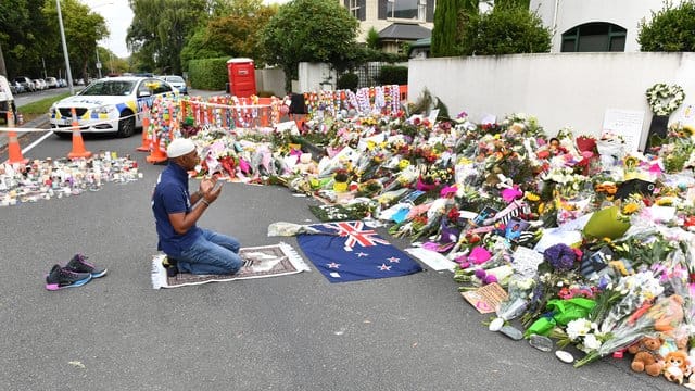 Ein Mann betet vor der Al-Nur-Moschee in Christchurch.