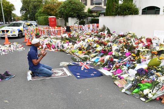 Ein Mann betet vor der Al-Nur-Moschee in Christchurch.