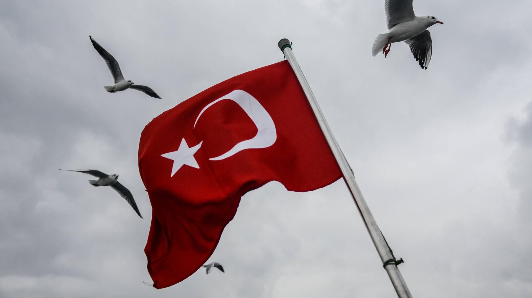Türkische Flagge (Symbolbild): In Istanbul muss sich ab dieser Woche ein Deutscher wegen Präsidentenbeleidigung verantworten. Türkische Flagge (Symbolbild): In Istanbul muss sich ab dieser Woche ein Deutscher wegen Präsidentenbeleidigung verantworten.