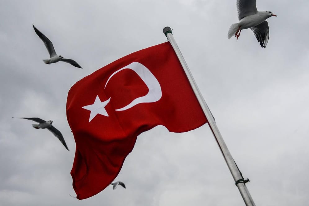 Türkische Flagge (Symbolbild): In Istanbul muss sich ab dieser Woche ein Deutscher wegen Präsidentenbeleidigung verantworten.