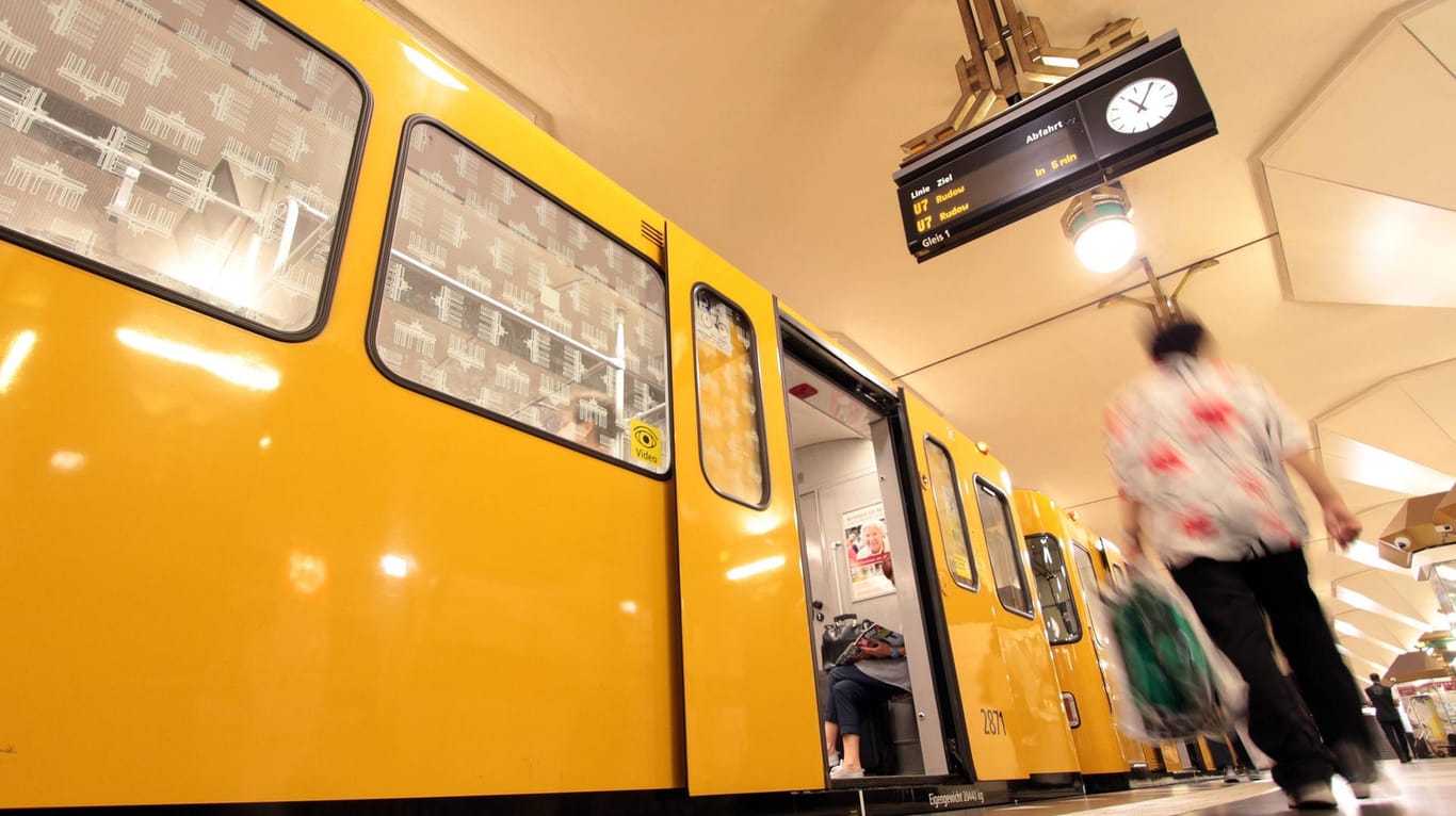 Eine U-Bahn steht im Bahnhof Spandau in Berlin: Später am Abend erkannte der Junge den Täter wieder und alarmierte die Polizei.