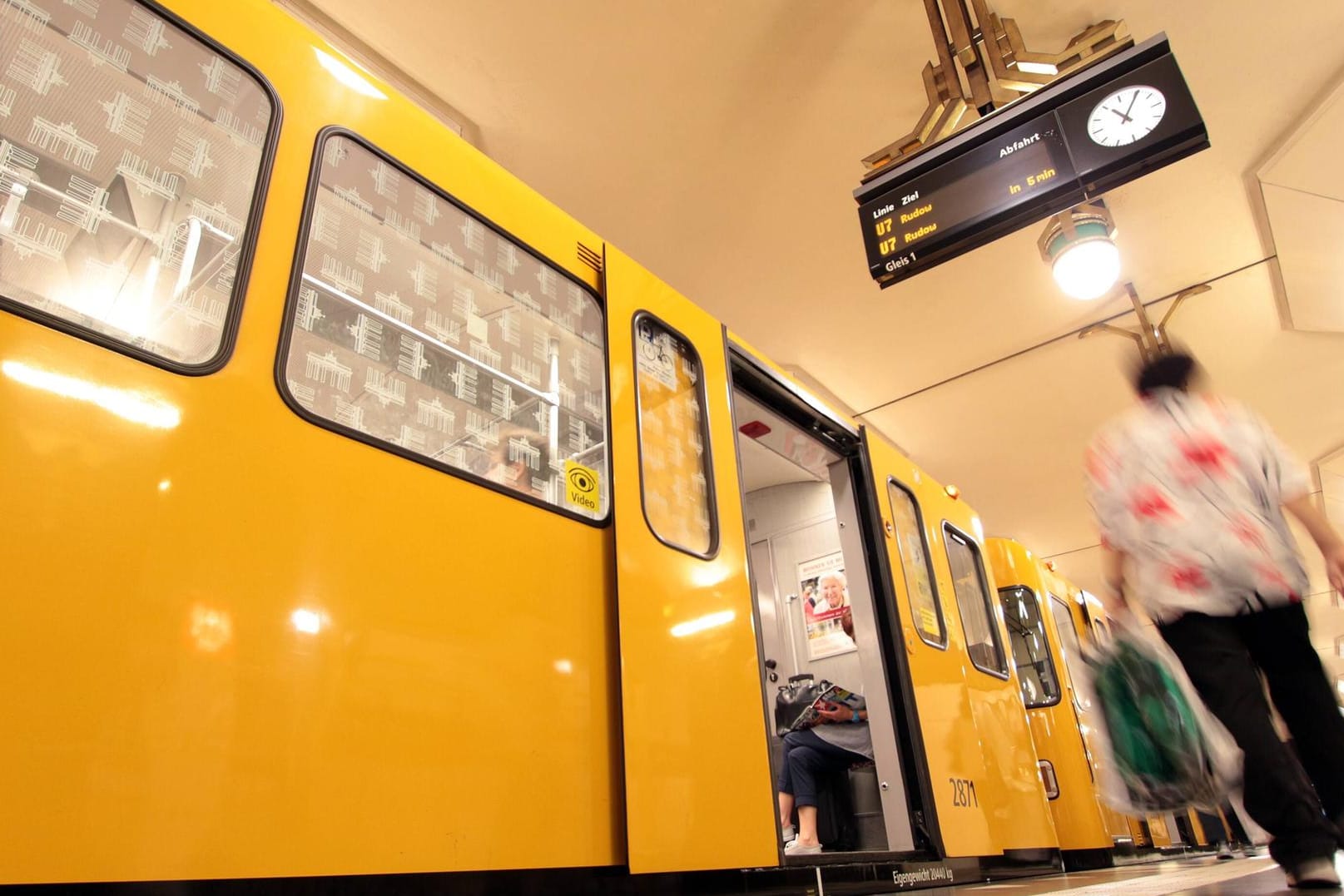 Eine U-Bahn steht im Bahnhof Spandau in Berlin: Später am Abend erkannte der Junge den Täter wieder und alarmierte die Polizei.