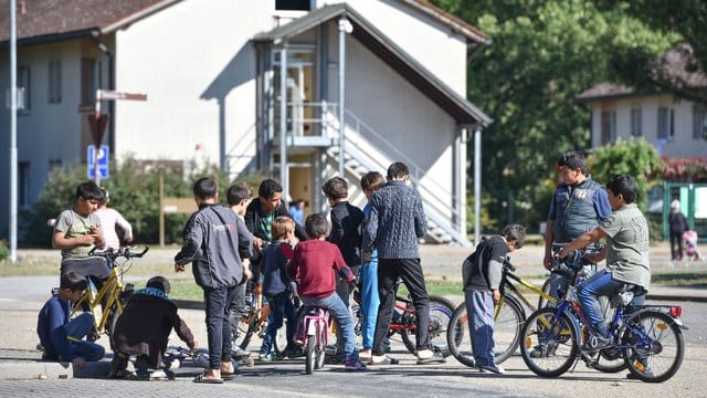 Flüchtlingskinder spielen in einer Unterkunft in Heidelberg. Flüchtlingskinder spielen in einer Unterkunft in Heidelberg.
