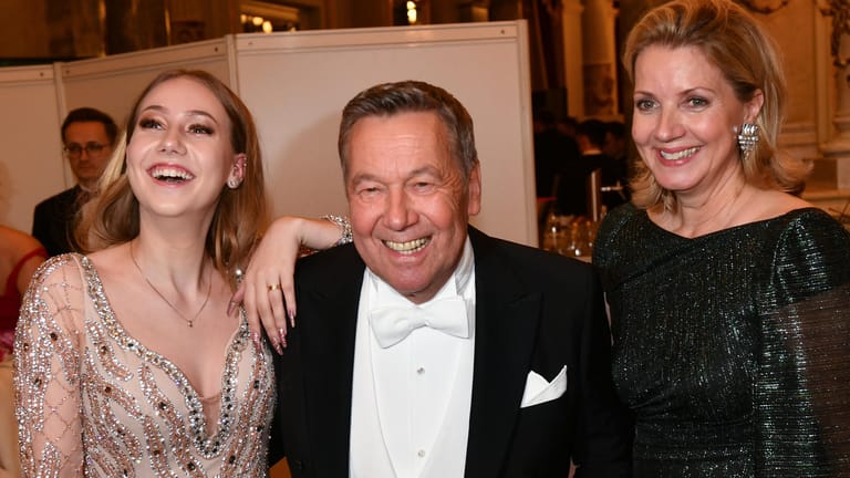 Roland Kaiser mit Tochter Annalena und Ehefrau Silvia auf dem Semperopernball 2019.