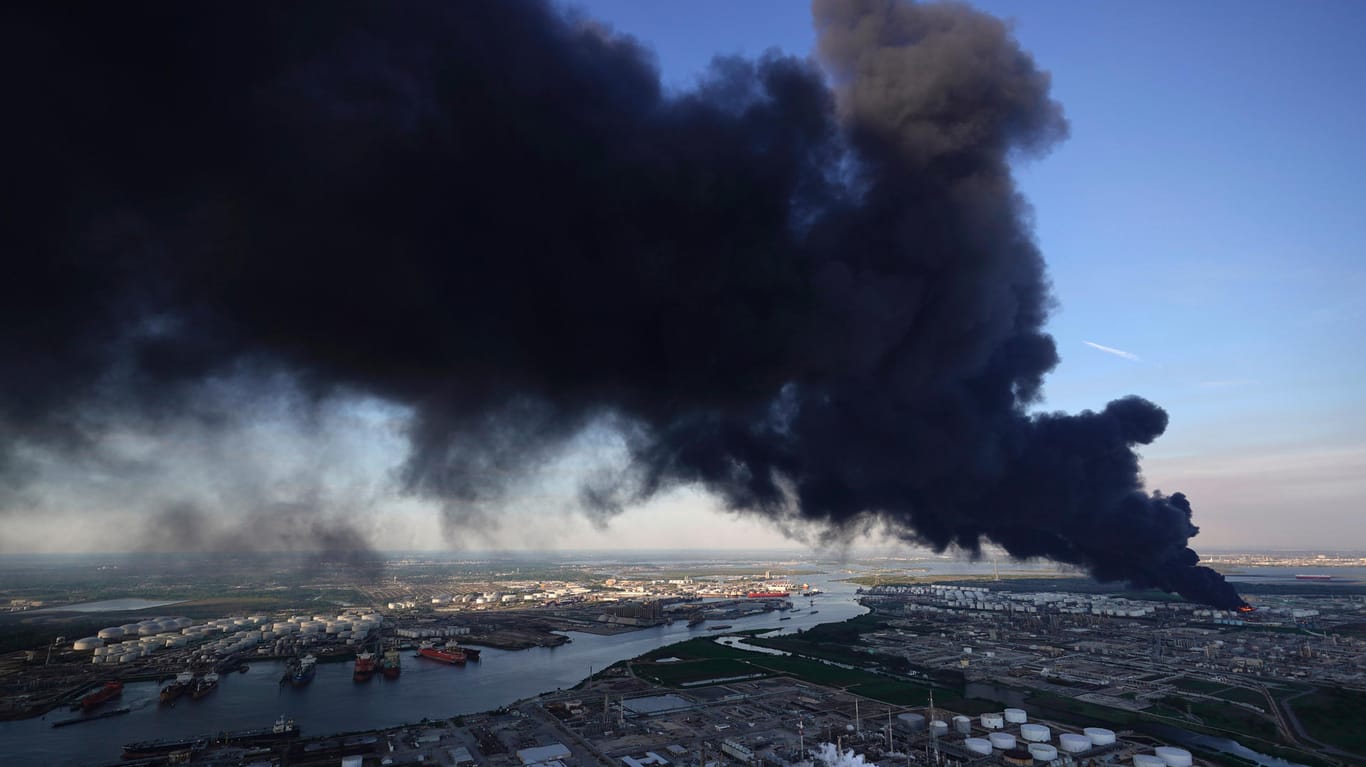 Eine Rauchwolke während eines Brandes in einem Chemiewerk in Texas: Die Flammen erfassten mehrere Großtanks, wie auf Luftbildern zu sehen ist.