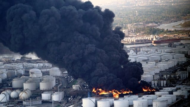 Ein Großbrand in einem Chemiewerk in einem Vorort von Houston sorgt für dichte Rauchwolken über der texanischen Großstadt. Ein Großbrand in einem Chemiewerk in einem Vorort von Houston sorgt für dichte Rauchwolken über der texanischen Großstadt.