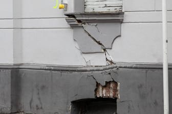 In Wuppertal sind in der Straße Beyeröhde sieben Mehrafmilienhäuser weiter akut einsturzgefährdet. Etwa 70 Bewohner mussten ihre Wohnungen verlassen.