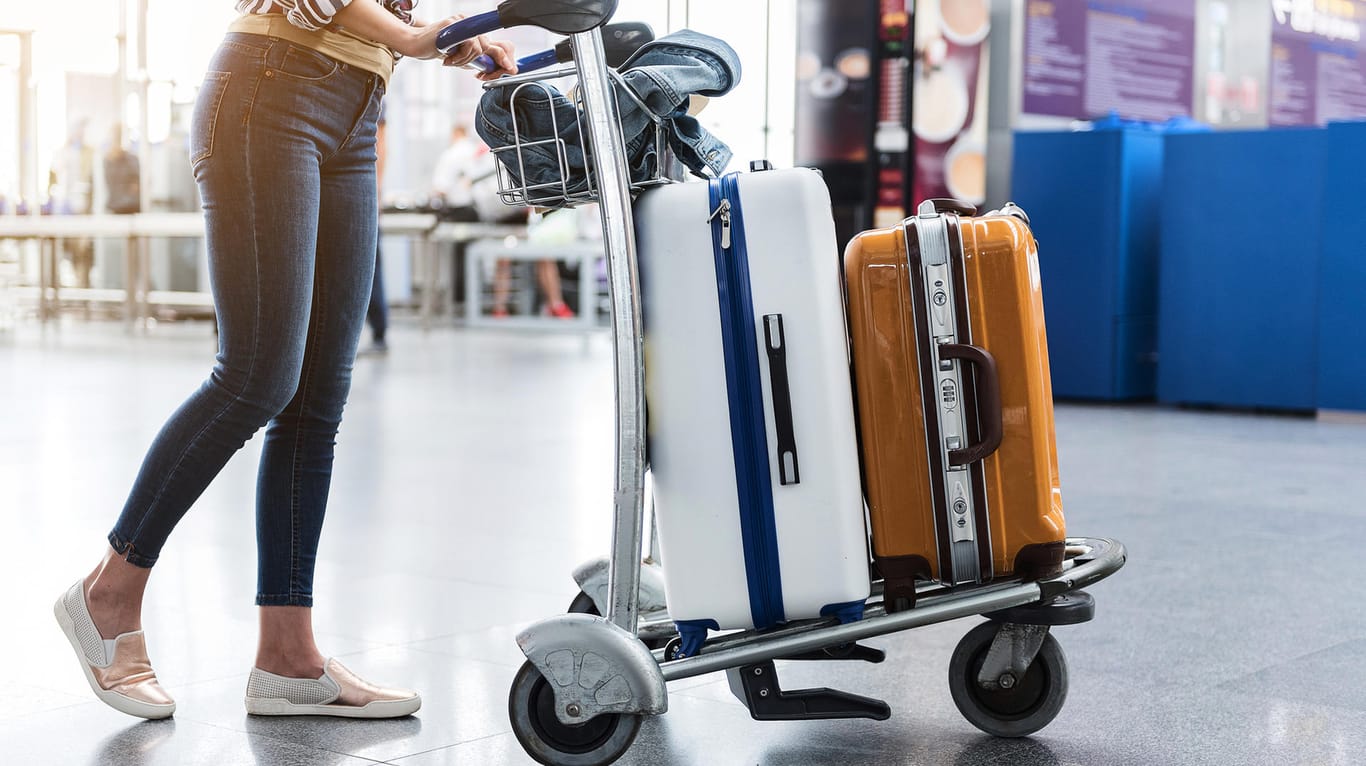 Kofferwagen im Flughafen: Ob Sie extra zahlen müssen, hängt vom Zeitpunkt der Buchung ab.