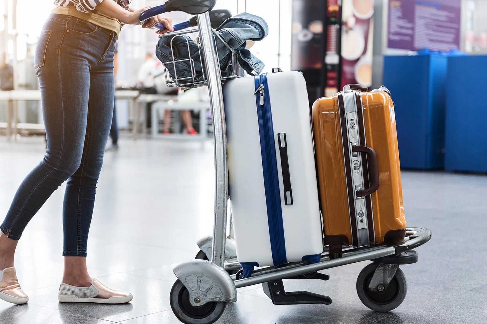 Kofferwagen im Flughafen: Ob Sie extra zahlen müssen, hängt vom Zeitpunkt der Buchung ab.