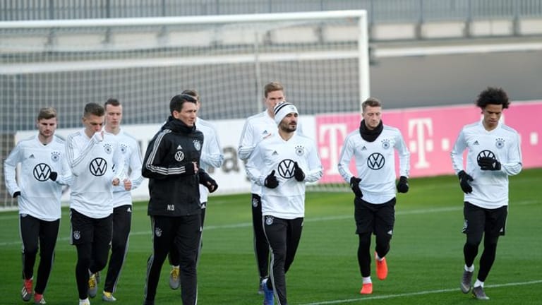 Die deutschen Nationalspieler trainieren in der Wolfsburger Arena.